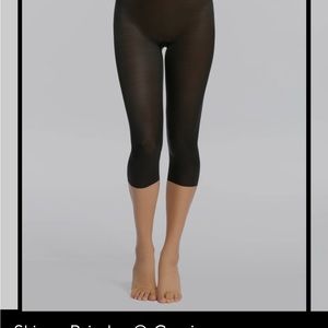 Spanx skinny britches capri. Black